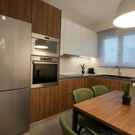 Unique Lee Pham עיר רודוס